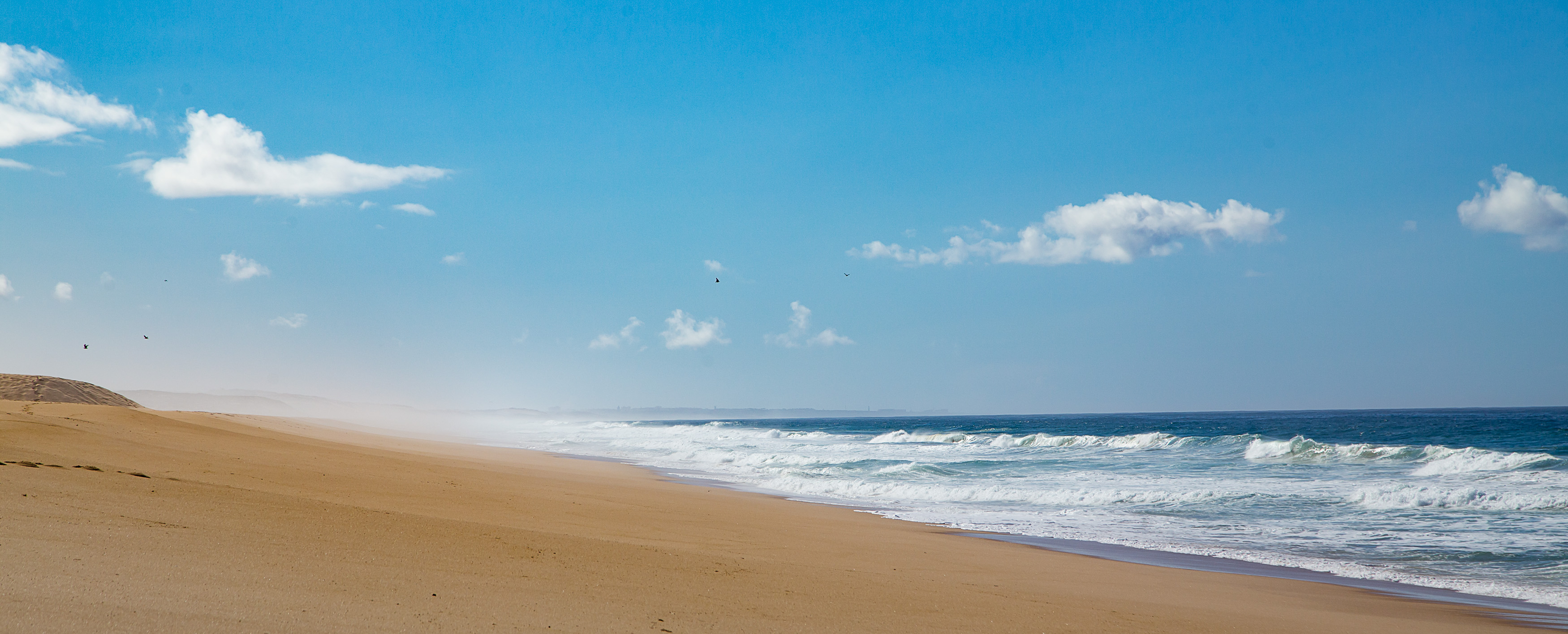 Entspannte Strandszene am Vormittag auf der Praia do Santo André.