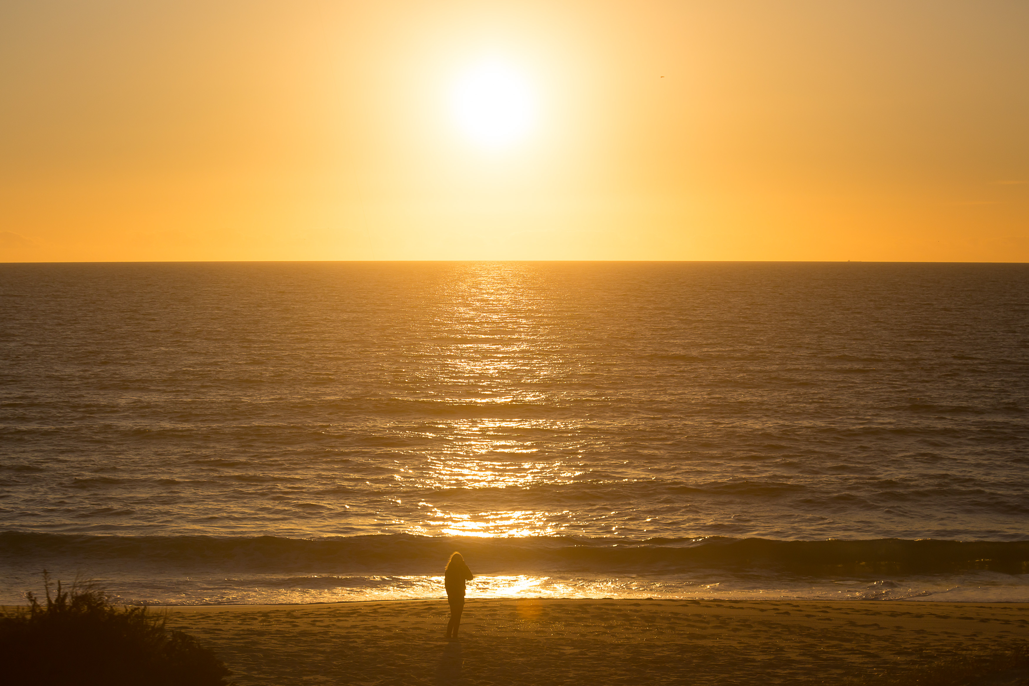 Le littoral près de Melides dans le contre-jour atmosphérique du soleil du soir.